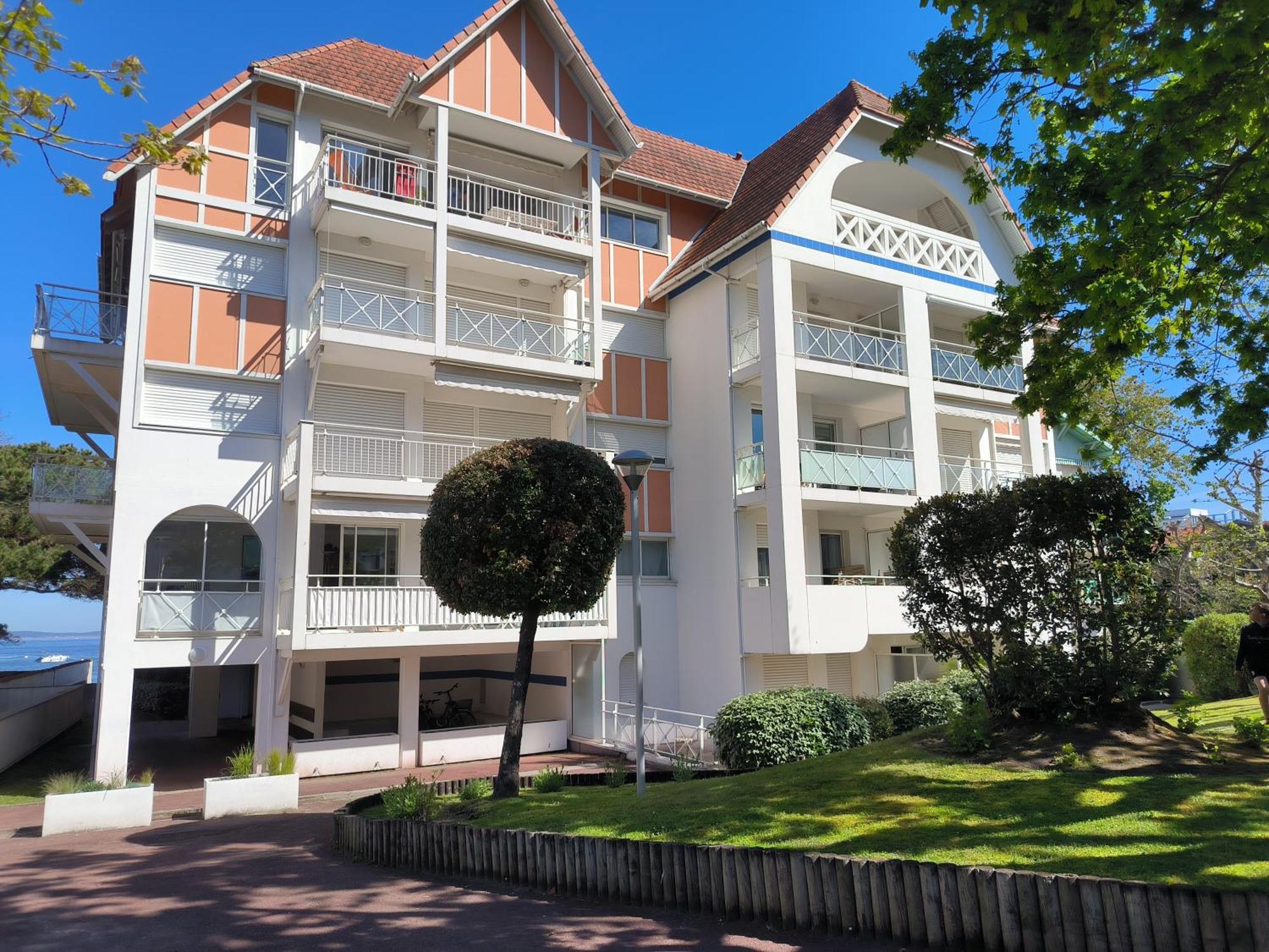 Apartment Sur La Pied Dans L Eau Avec Terrasse Jardin Vue Sur Le Bassin Depuis La Terrasse , Parking